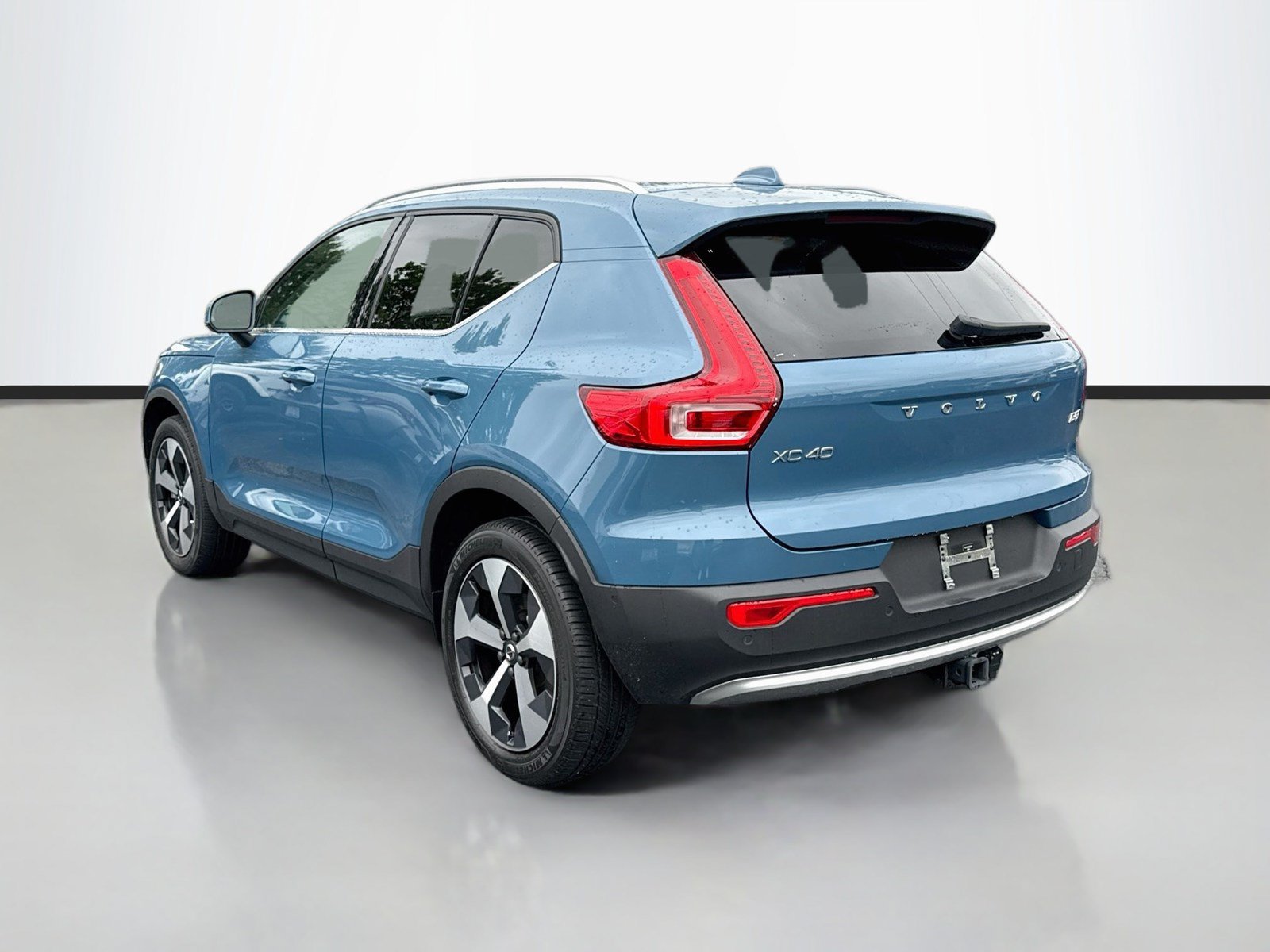 Used 2024 Volvo XC40 B5 Plus AWD/4WD image 5