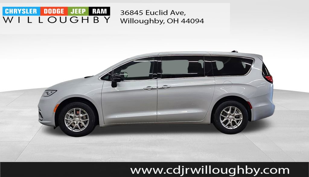 New 2026 Chrysler Pacifica Select image 5