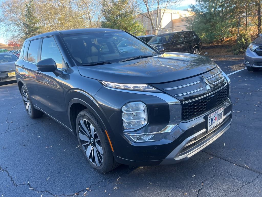 Used 2025 Mitsubishi Outlander SE image 3