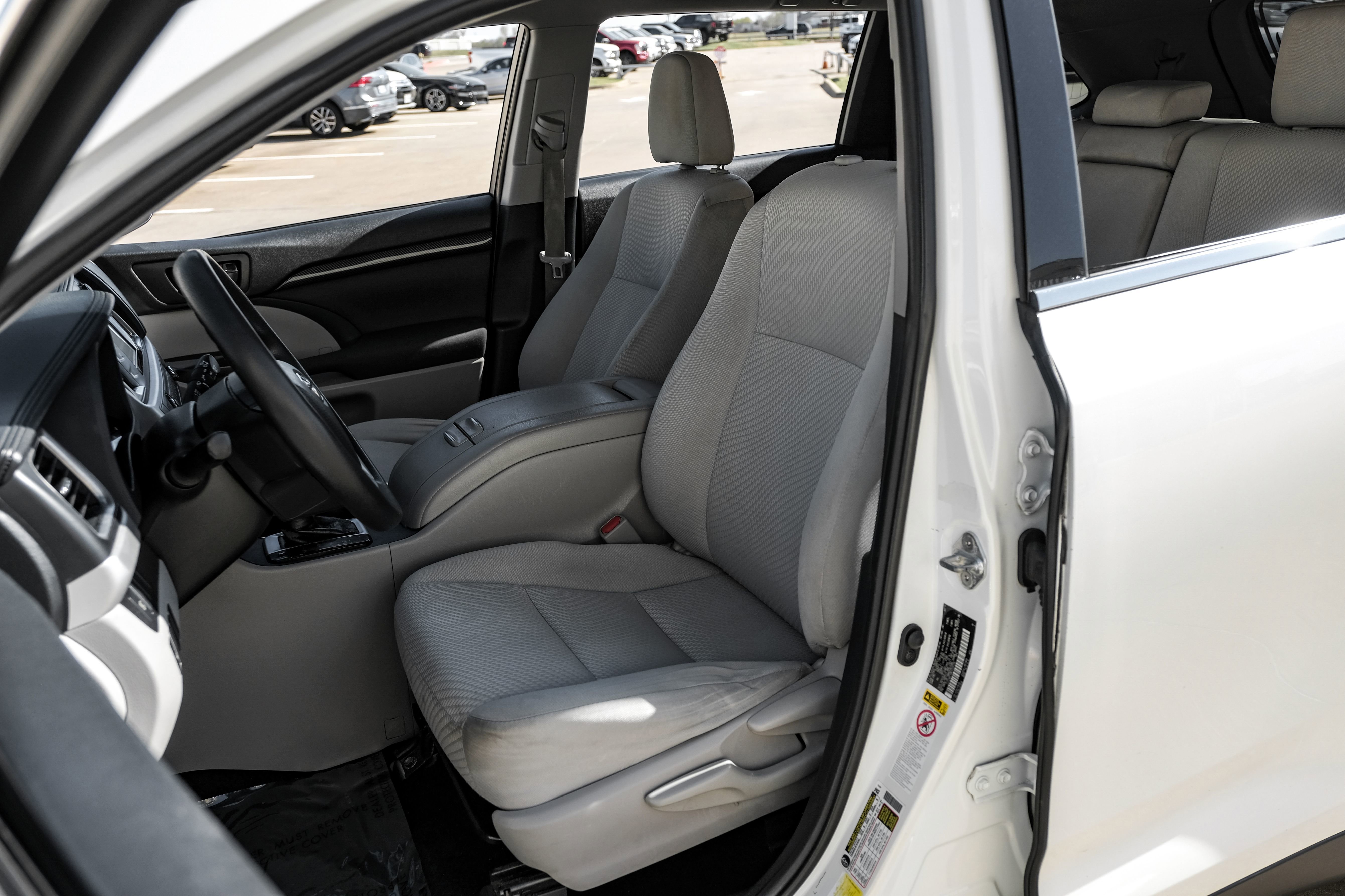 Used 2019 Toyota Highlander LE FWD image 25