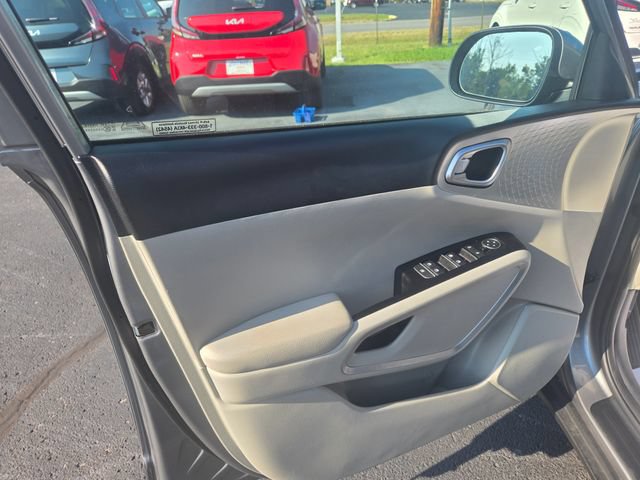 Used 2025 Kia Soul LX w/ LX Technology Package FWD image 21