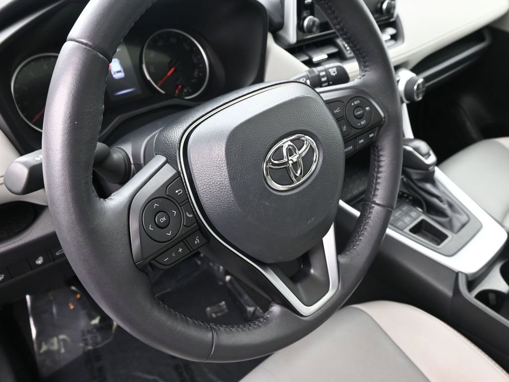Used 2021 Toyota RAV4 XLE Premium image 25
