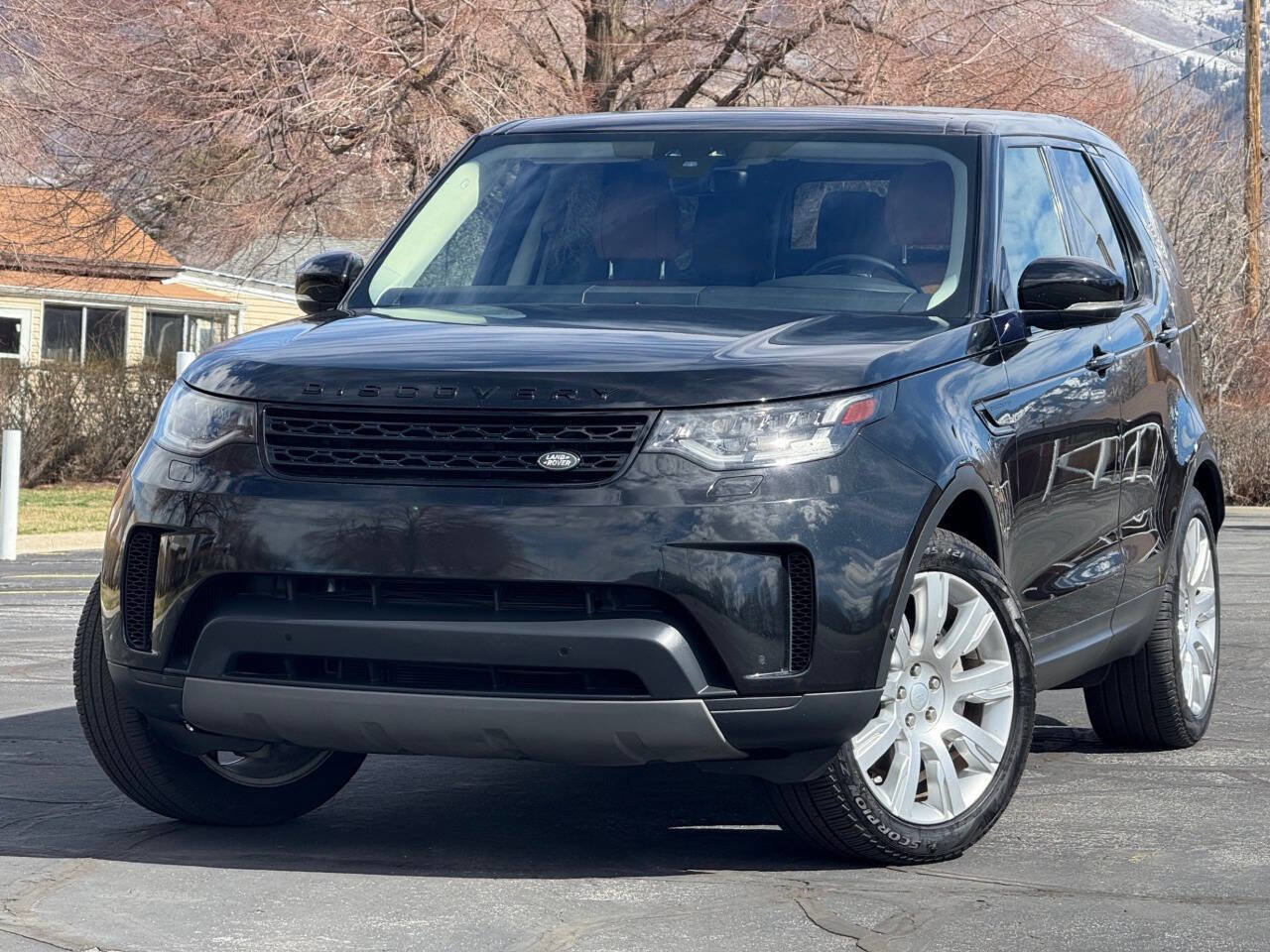 Used 2020 Land Rover Discovery HSE image 1