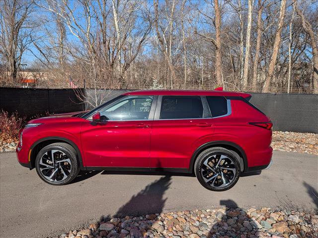 Used 2024 Mitsubishi Outlander SE image 2
