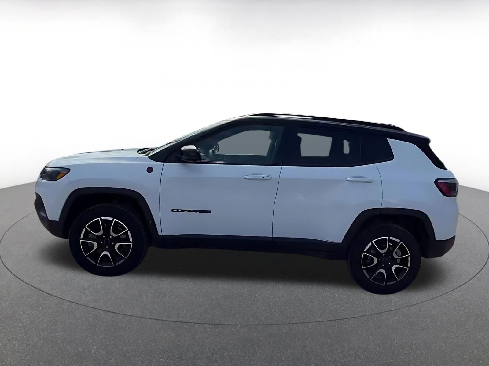 Used 2025 Jeep Compass Trailhawk image 8