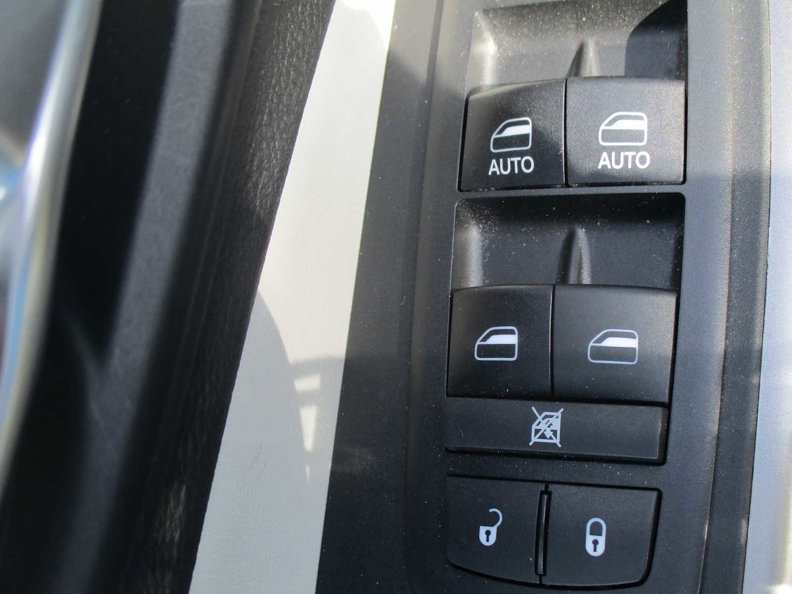 Used 2019 Jeep Cherokee Overland w/ Technology Group image 13