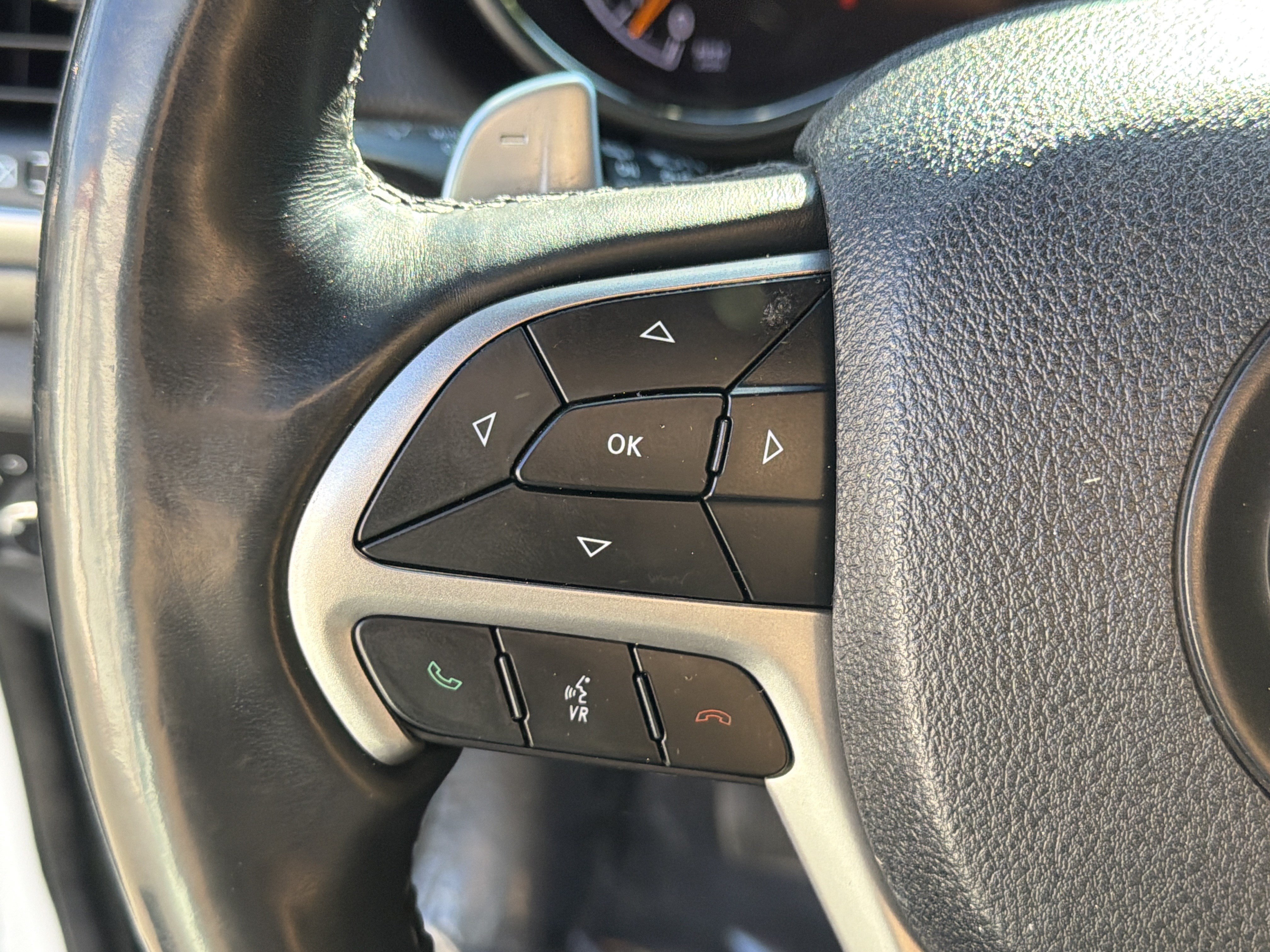 Used 2017 Jeep Grand Cherokee Altitude RWD image 14