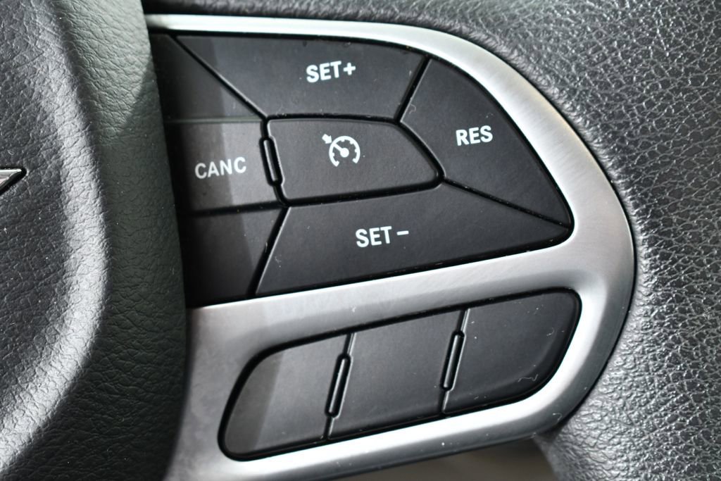 Used 2018 Chrysler Pacifica Touring Plus w/ Tire & Wheel Group FWD image 31