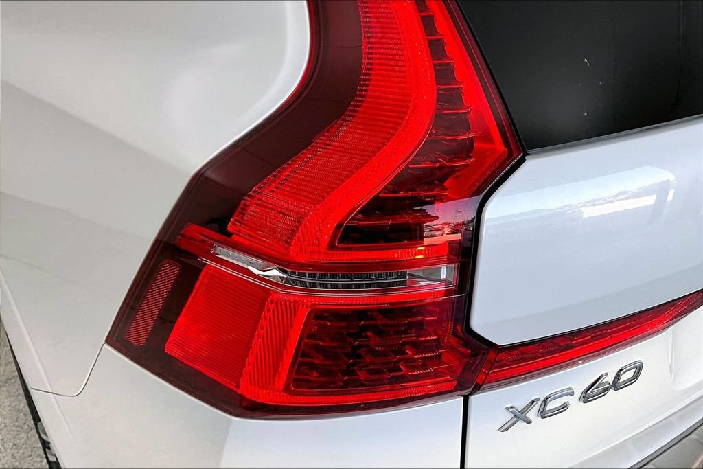 Used 2020 Volvo XC60 T5 Momentum w/ Protection Package Premier AWD/4WD image 35