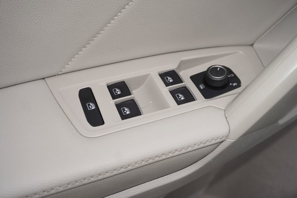 Used 2023 Volkswagen Tiguan SE R-Line image 14