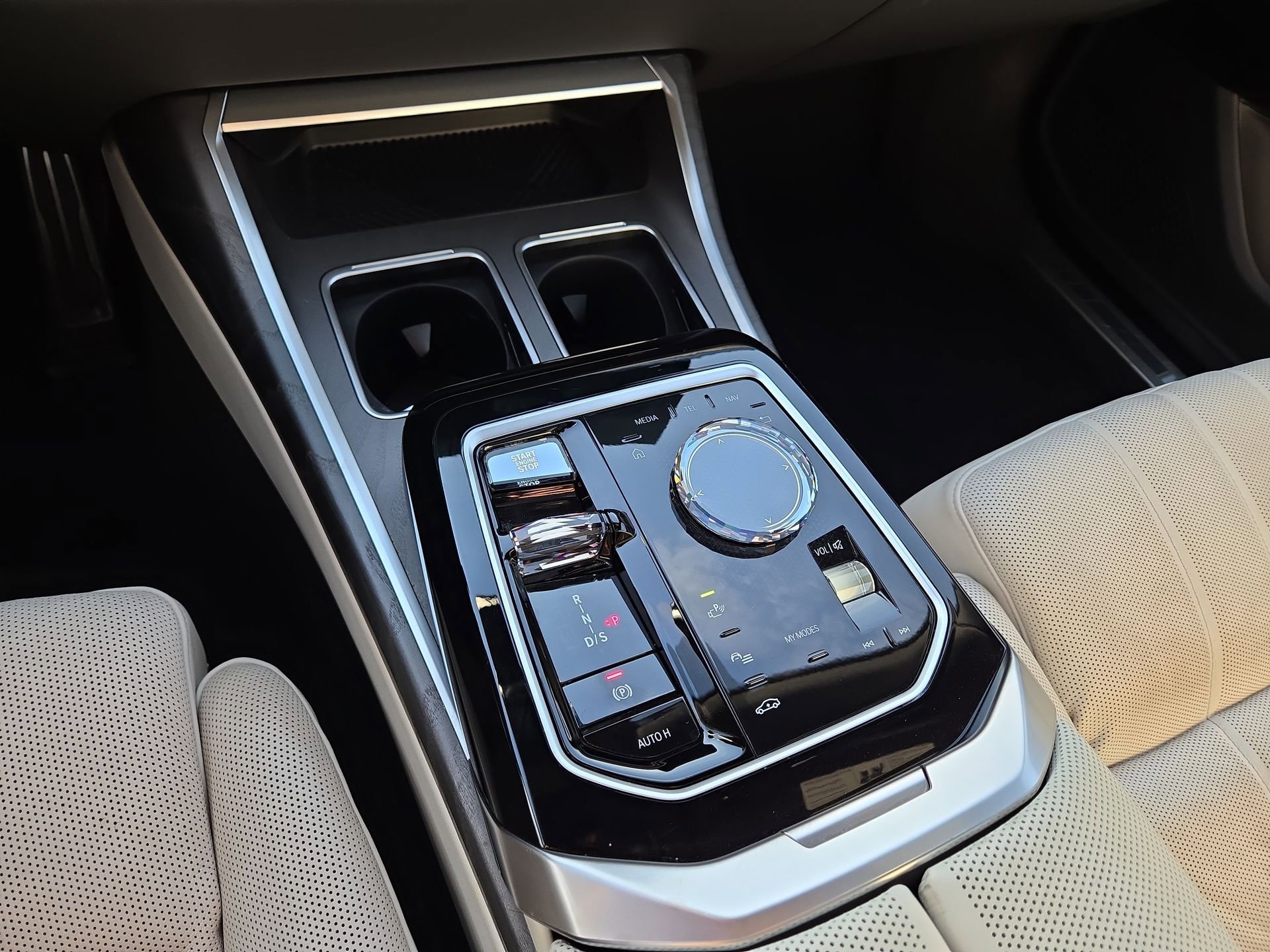 Used 2023 BMW 760i xDrive w/ Executive Package image 22