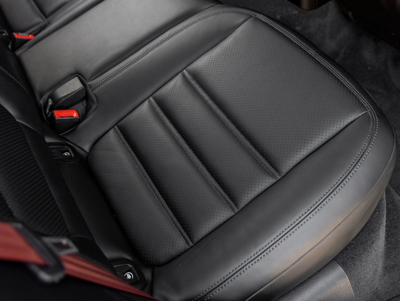 Certified 2024 Porsche Macan GTS AWD/4WD image 39