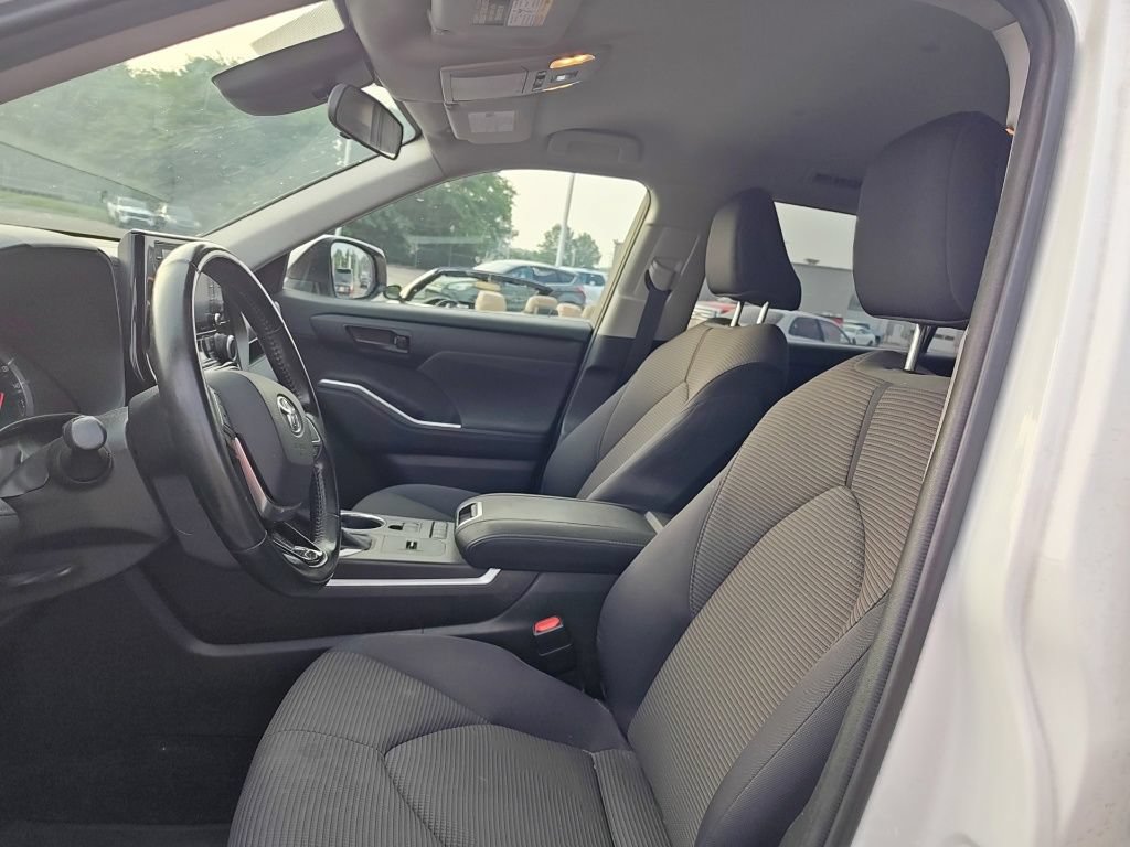 Used 2020 Toyota Highlander LE FWD image 6