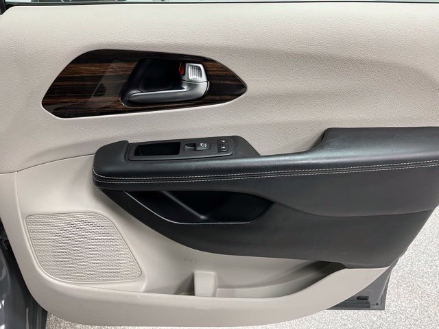 Used 2023 Chrysler Pacifica Limited FWD image 53