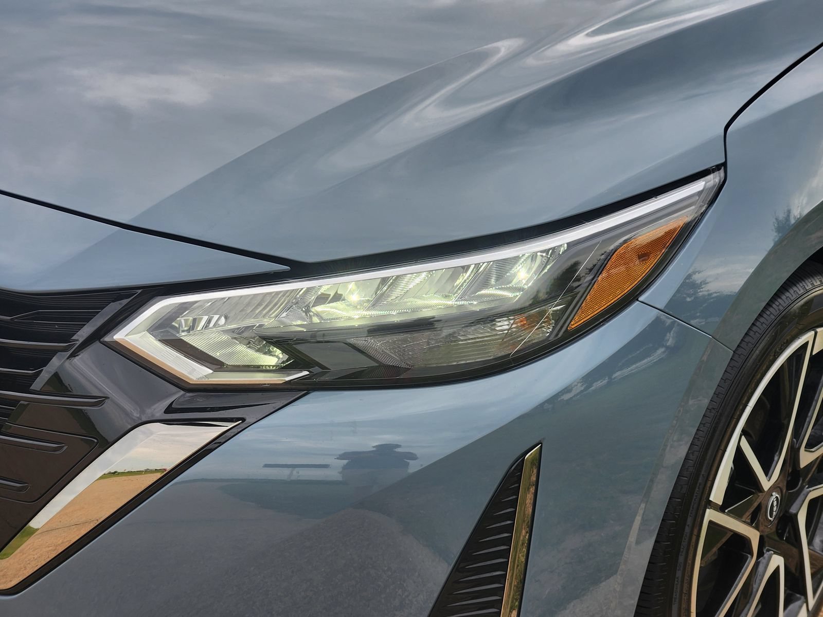 Certified 2025 Nissan Sentra SR FWD image 9