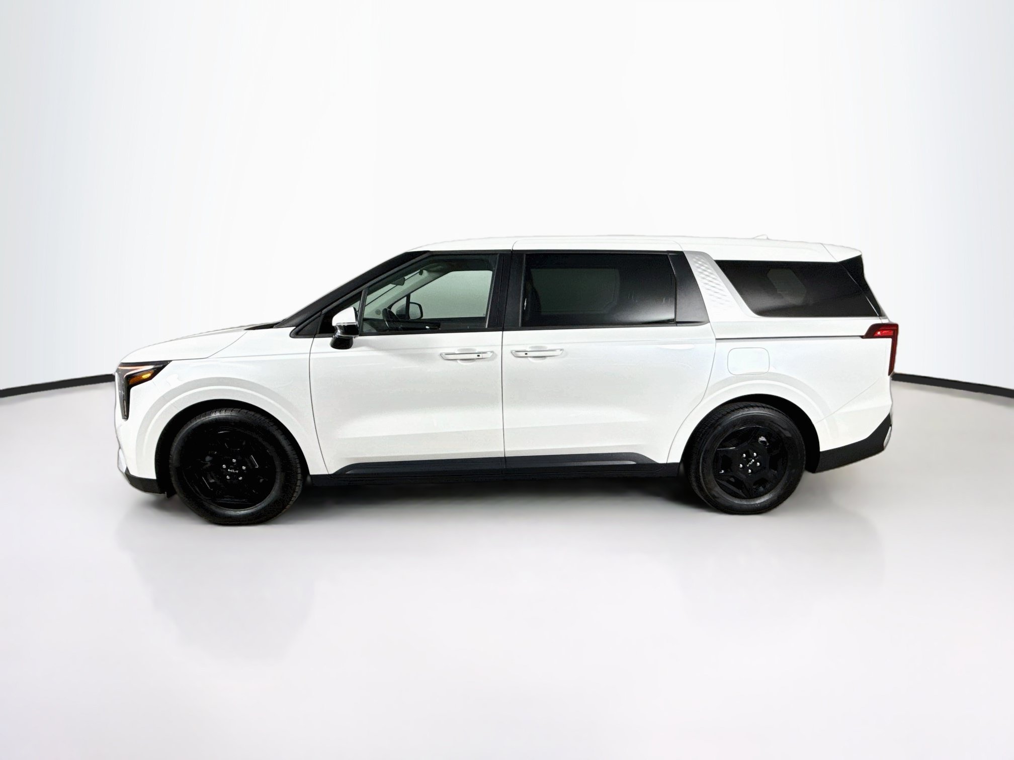 Used 2025 Kia Carnival FWD image 7