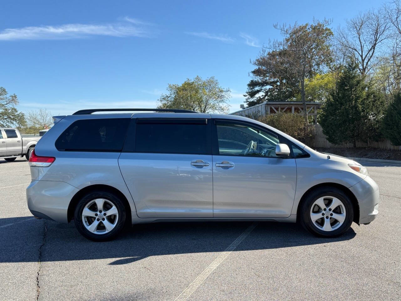 Used 2011 Toyota Sienna LE image 3