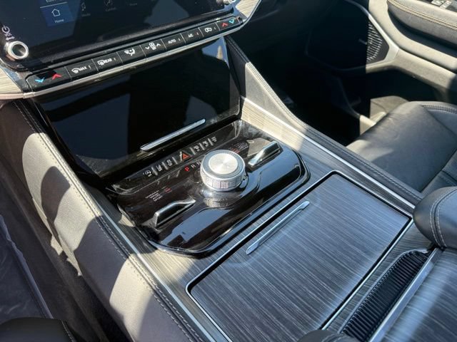 Used 2024 Jeep Wagoneer Series III w/ Premium Group I AWD/4WD image 27