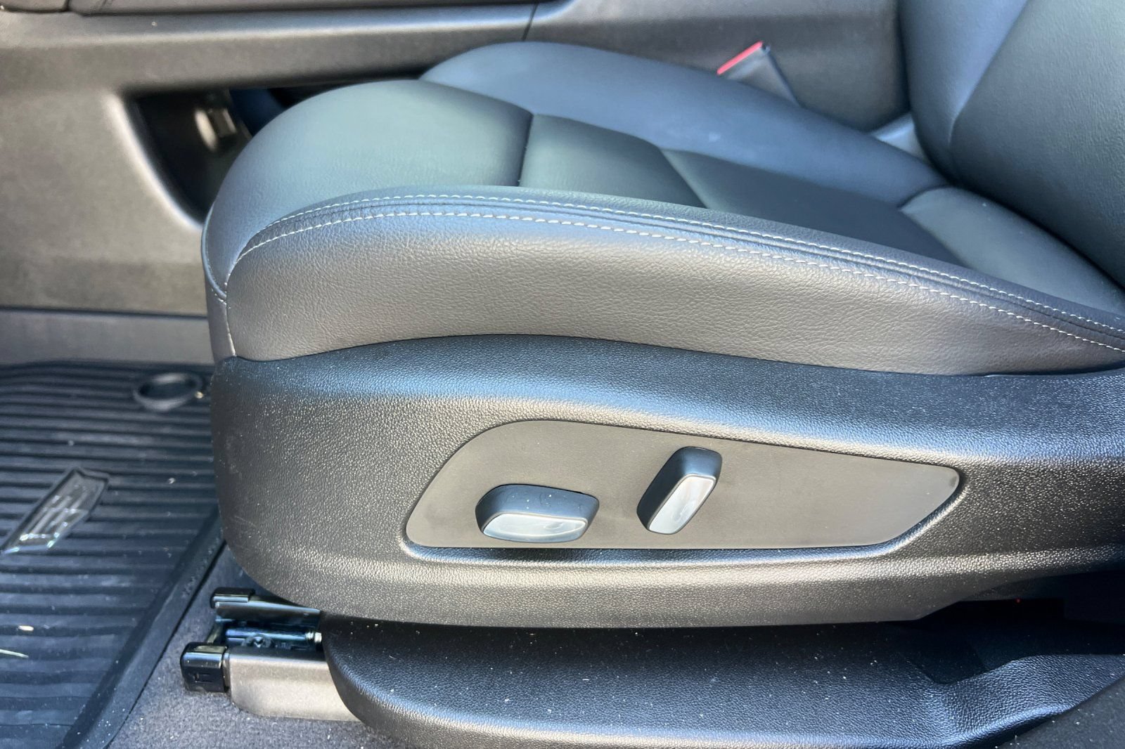 Used 2025 Cadillac XT5 Luxury w/ LPO, Floor Liner Package FWD image 12