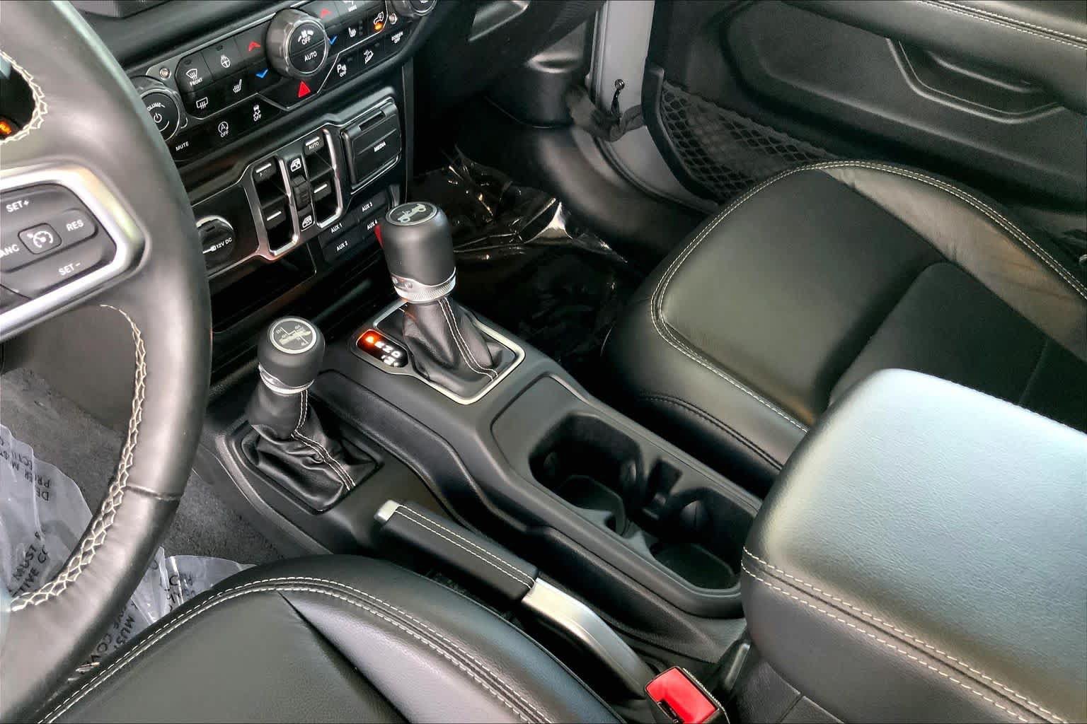 Used 2019 Jeep Wrangler Unlimited Sahara AWD/4WD image 17