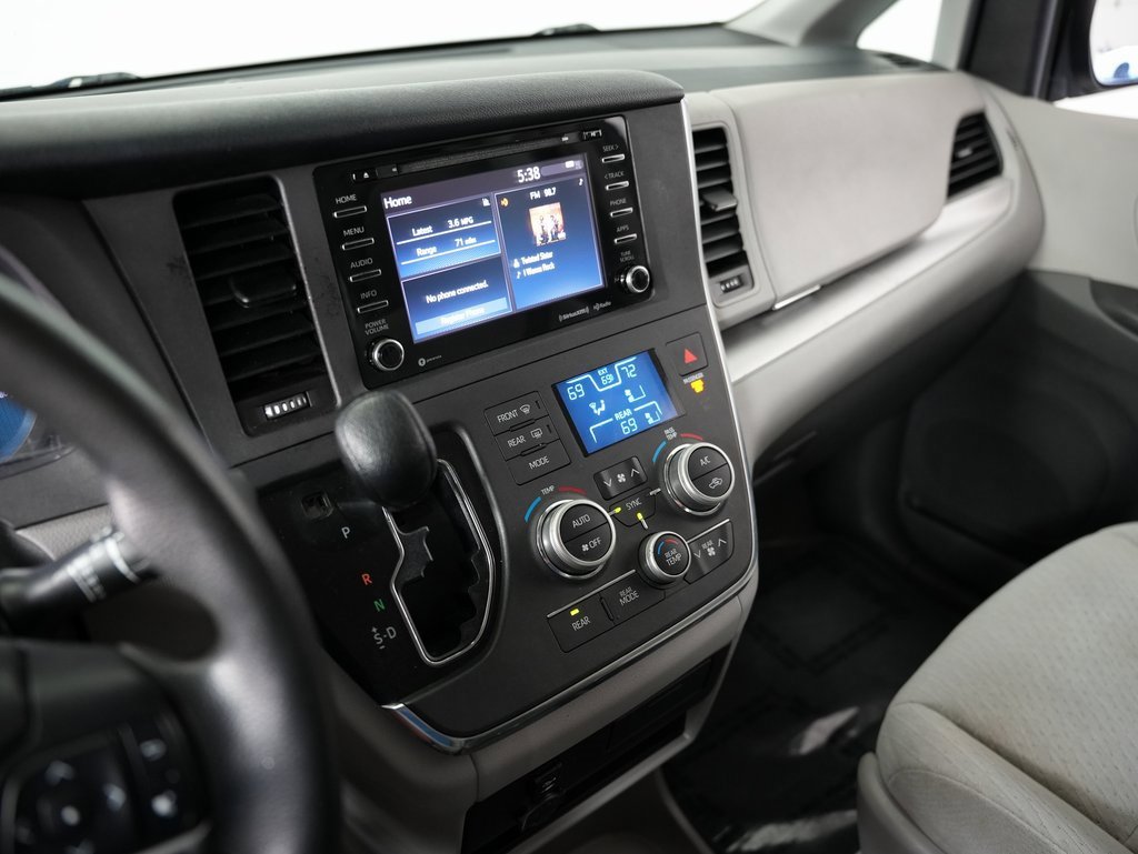 Used 2018 Toyota Sienna LE image 18