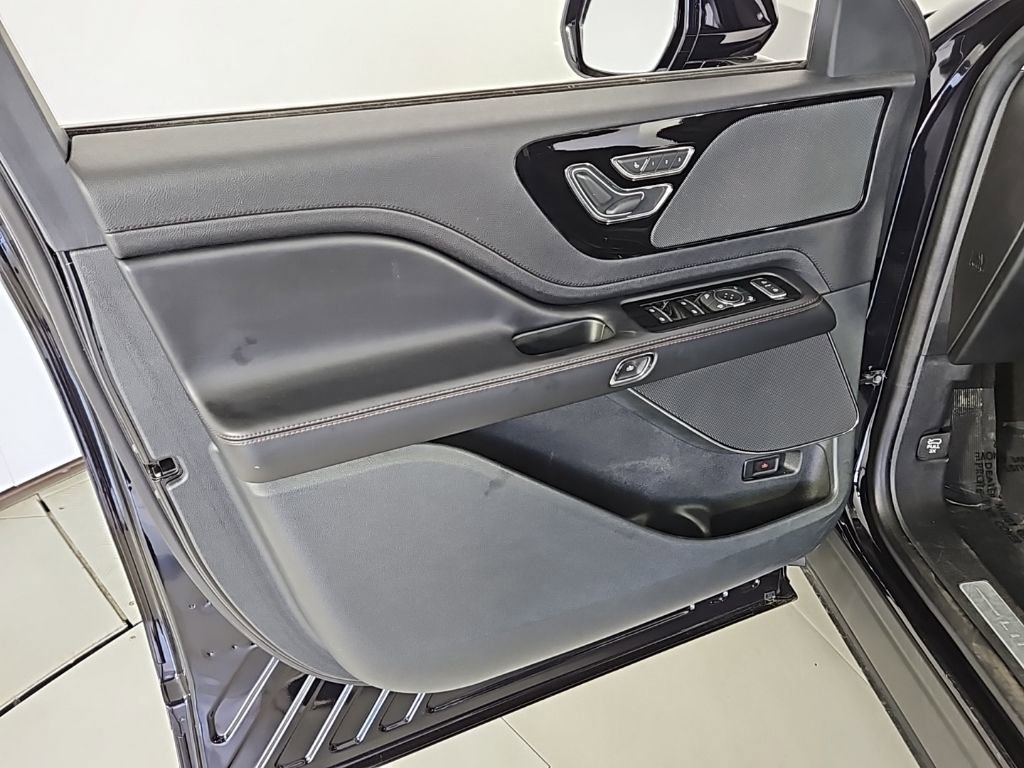 Used 2023 Lincoln Aviator AWD w/ Premium Package image 11