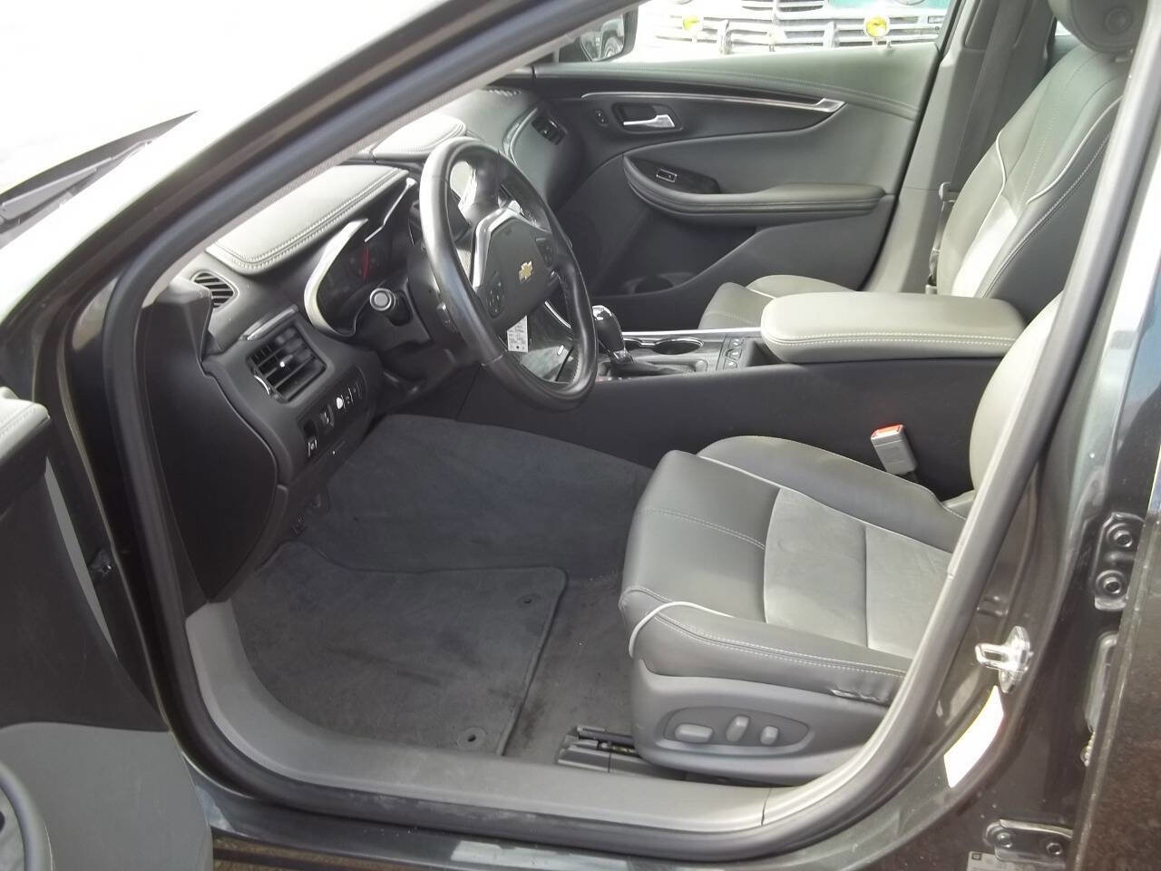 Used 2015 Chevrolet Impala LT w/ Convenience Package image 7