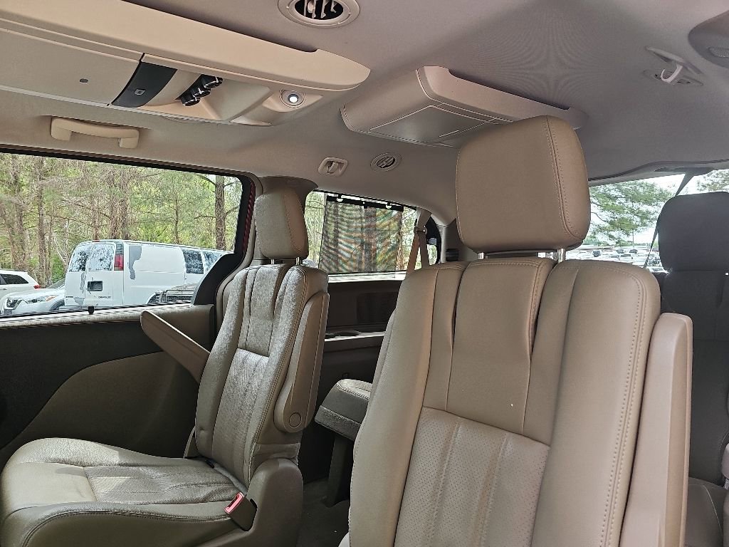 Used 2016 Chrysler Town & Country Touring-L FWD image 13