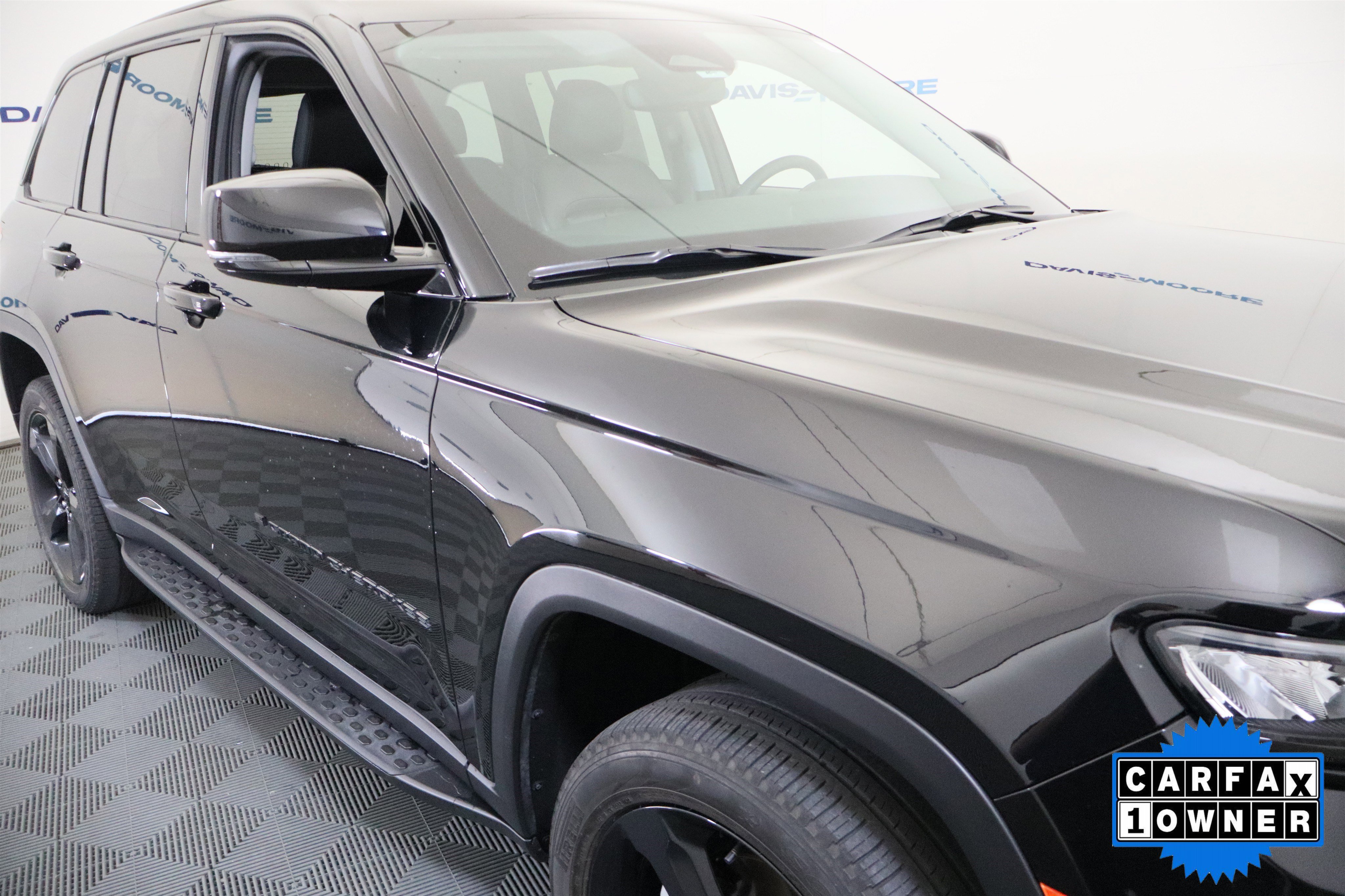 Used 2023 Jeep Grand Cherokee Limited w/ Black Appearance Package AWD/4WD image 4