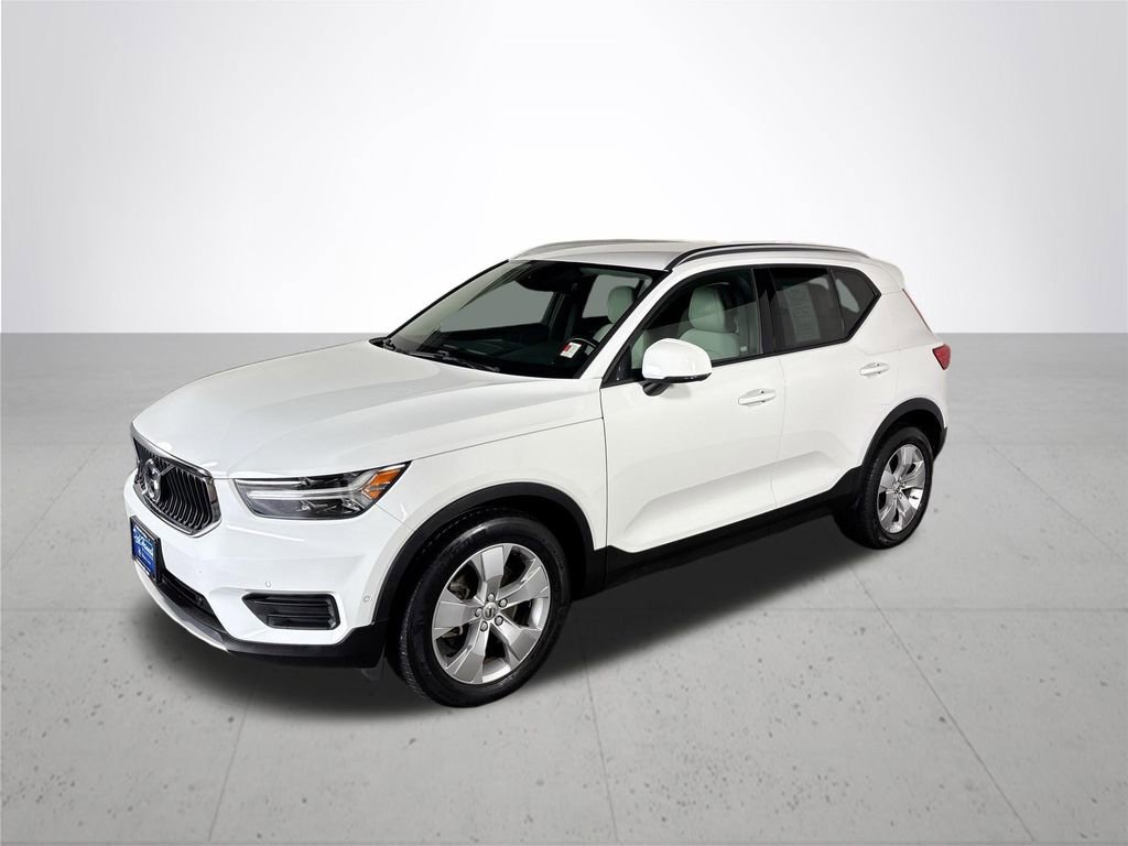 Used 2019 Volvo XC40 T5 Momentum image 2