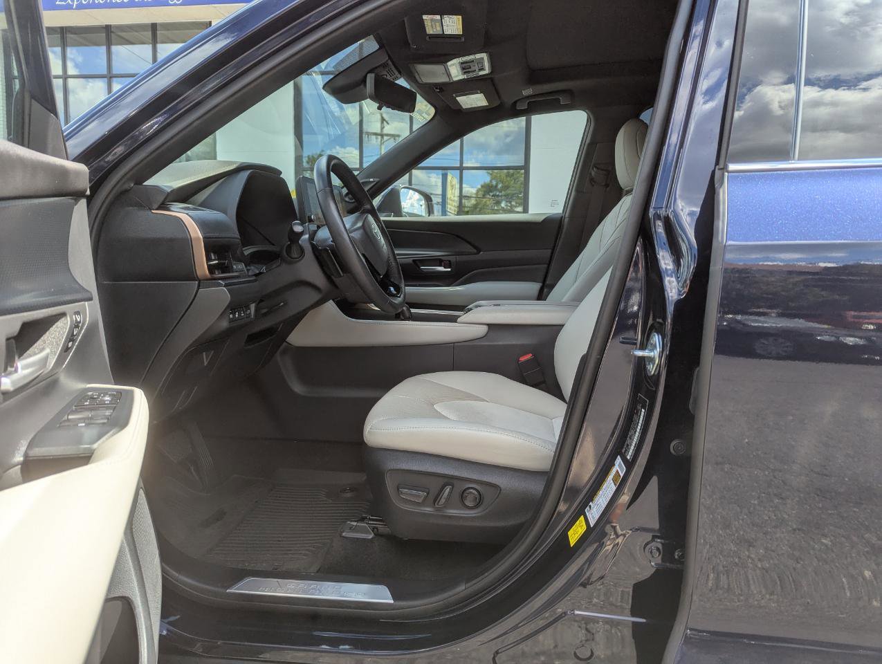 Used 2024 Toyota Grand Highlander AWD Hybrid image 14
