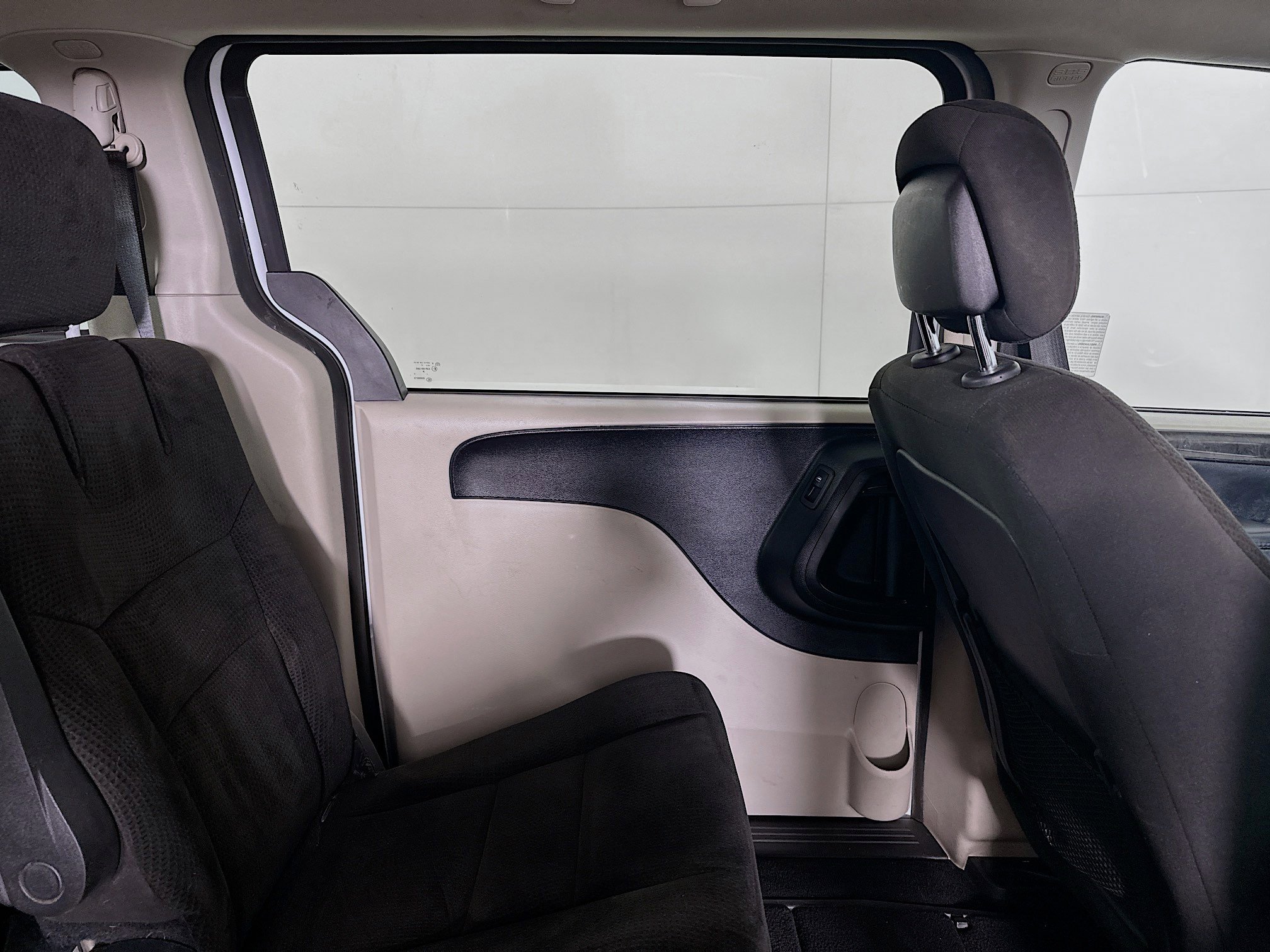 Used 2019 Dodge Grand Caravan SE w/ UConnect Hands-Free Group image 28