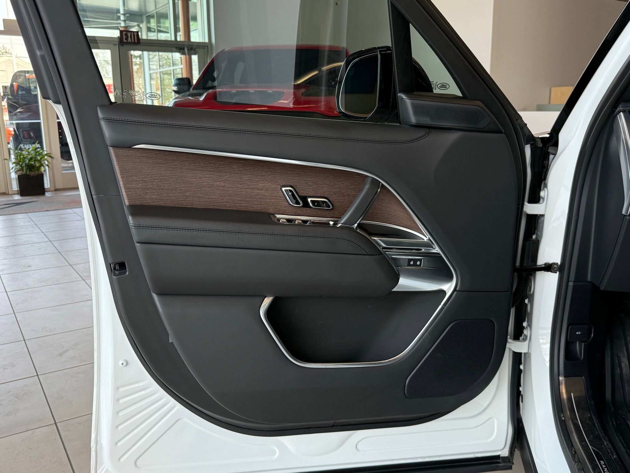 Used 2025 Land Rover Range Rover SE image 44