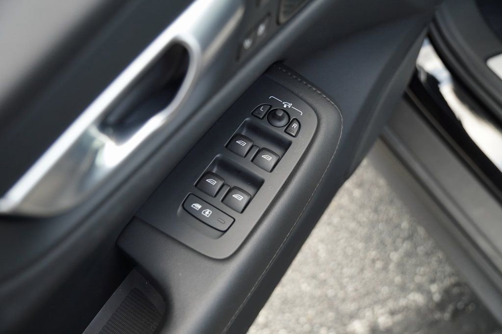 Used 2024 Volvo V60 B5 Cross Country Plus image 13