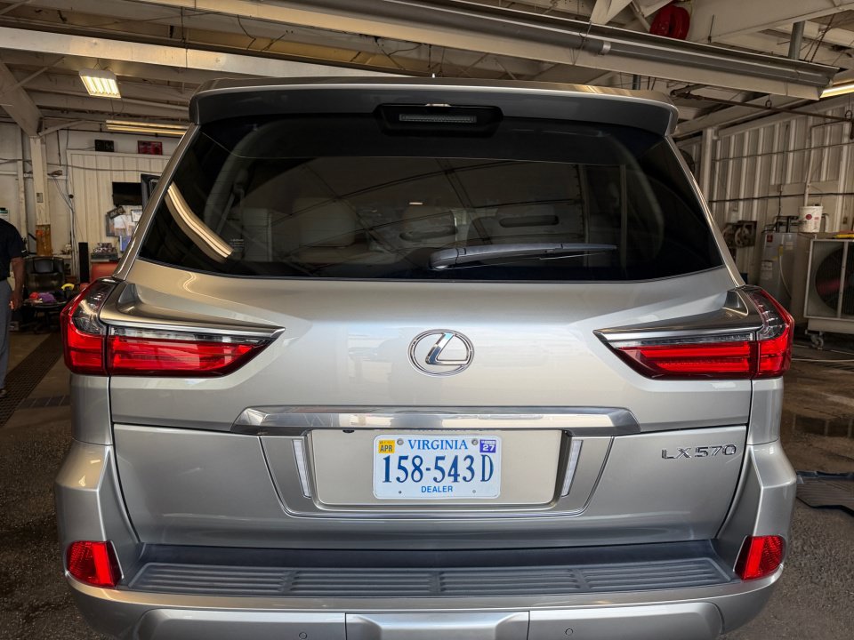 Used 2021 Lexus LX 570 4WD w/ Luxury Package image 18
