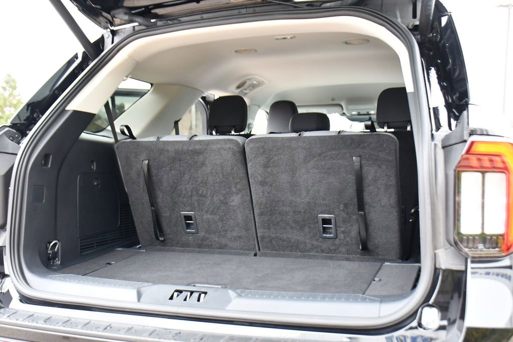Used 2025 Ford Explorer Active AWD/4WD image 18