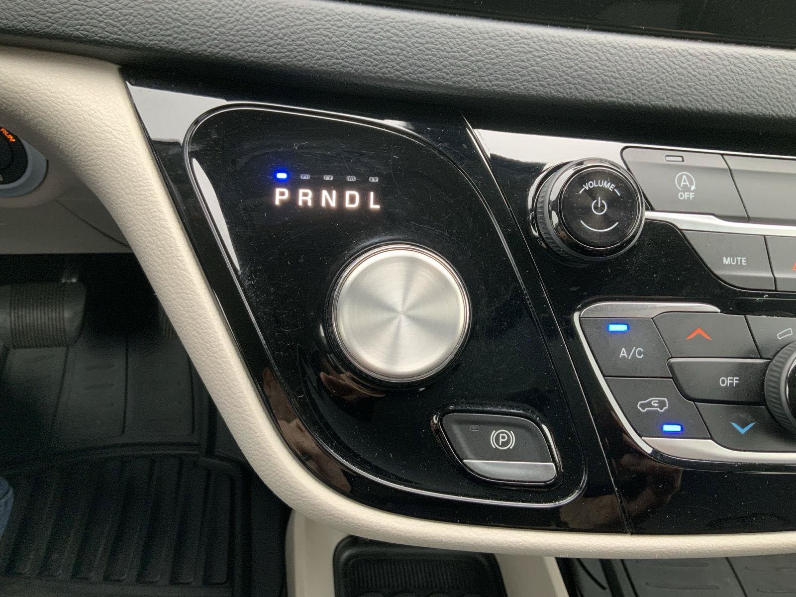 Used 2020 Chrysler Voyager Lxi FWD image 38