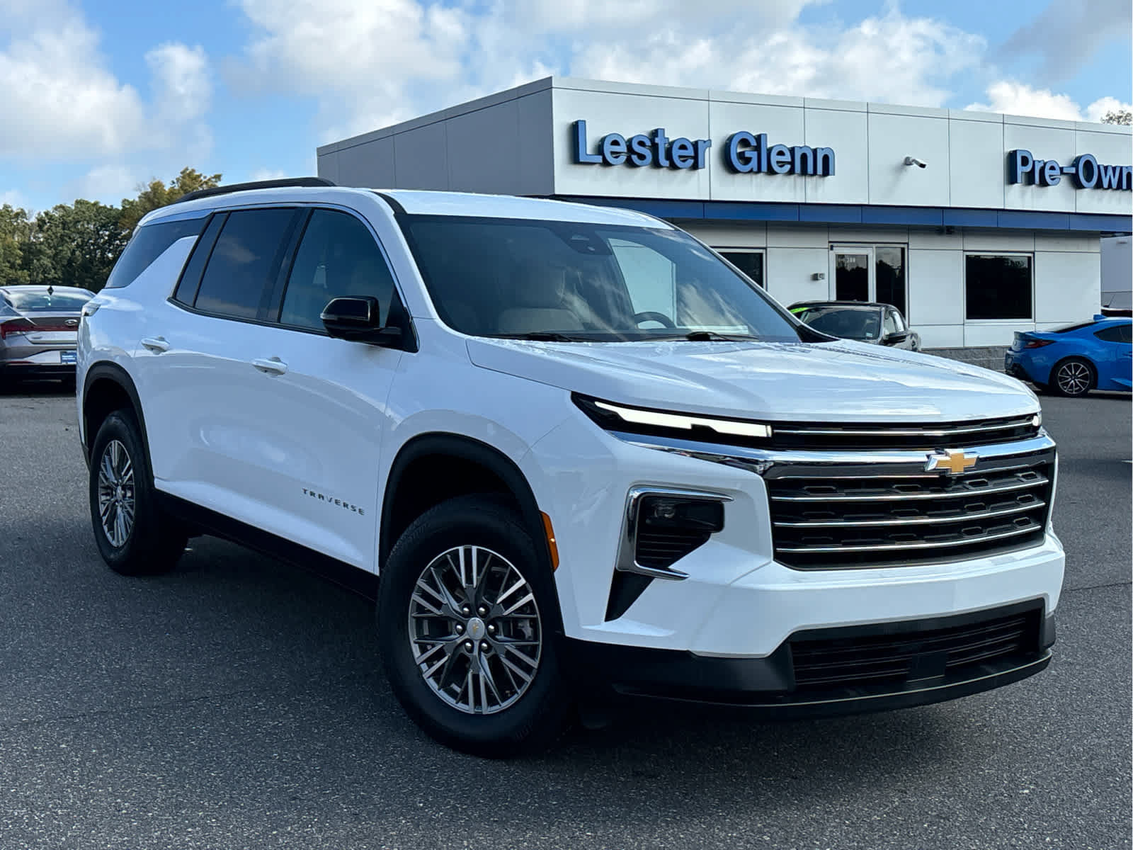 Certified 2026 Chevrolet Traverse LT w/ Driver Confidence Package FWD image 2