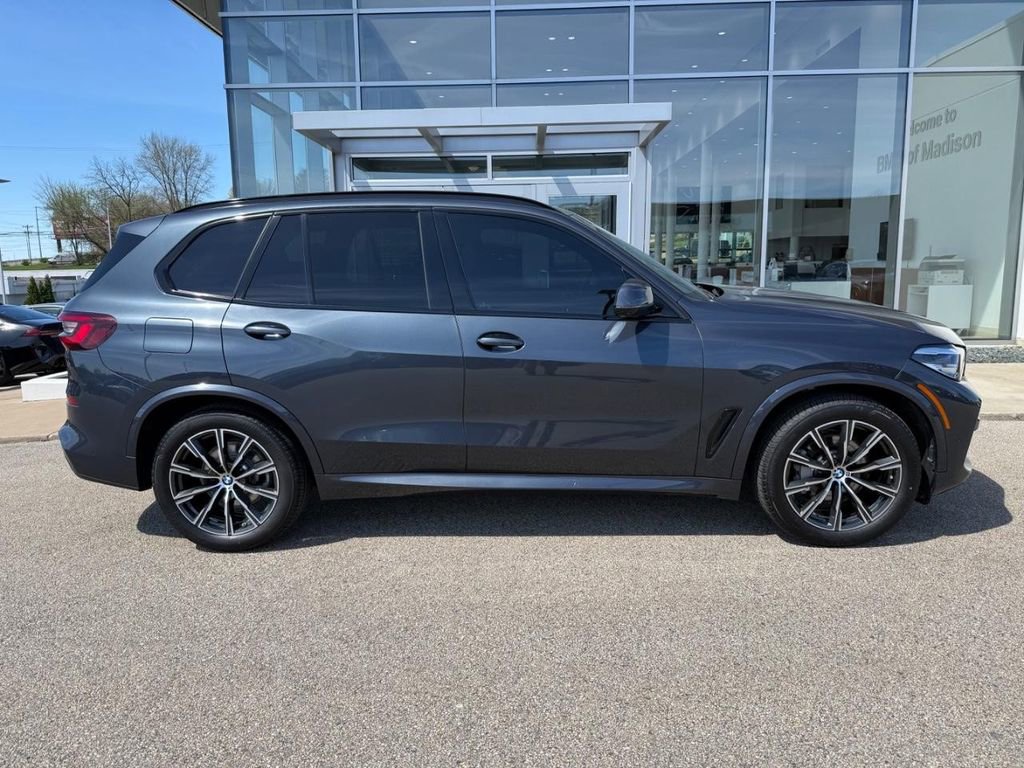 Used 2022 BMW X5 xDrive40i w/ M Sport Package AWD/4WD image 2
