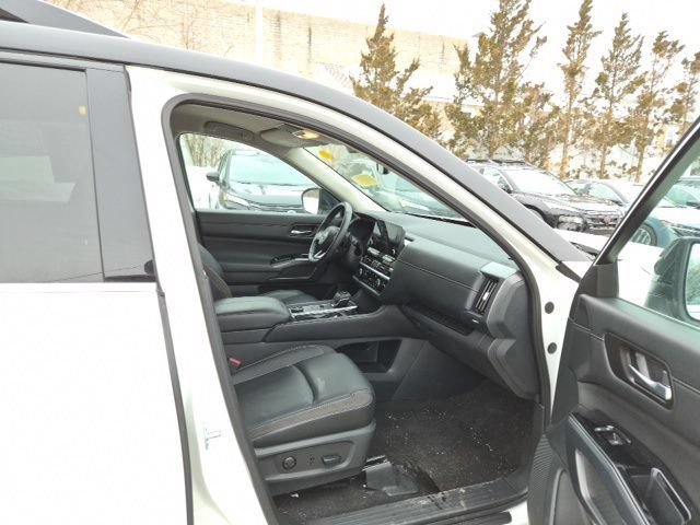 Used 2024 Nissan Pathfinder SL w/ Black Appearance Package AWD/4WD image 12