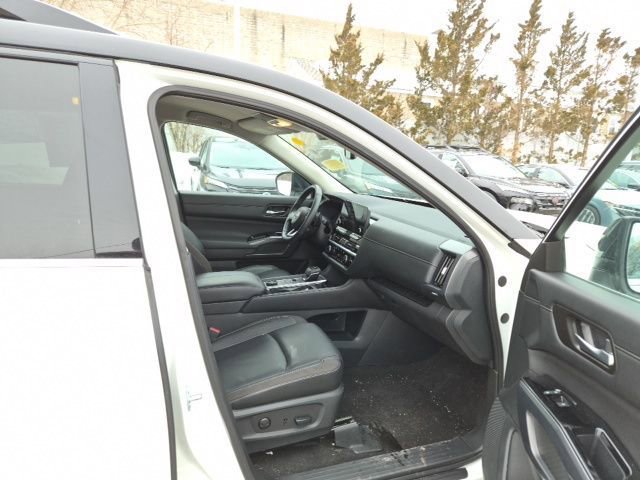 Used 2024 Nissan Pathfinder SL w/ Black Appearance Package AWD/4WD image 12