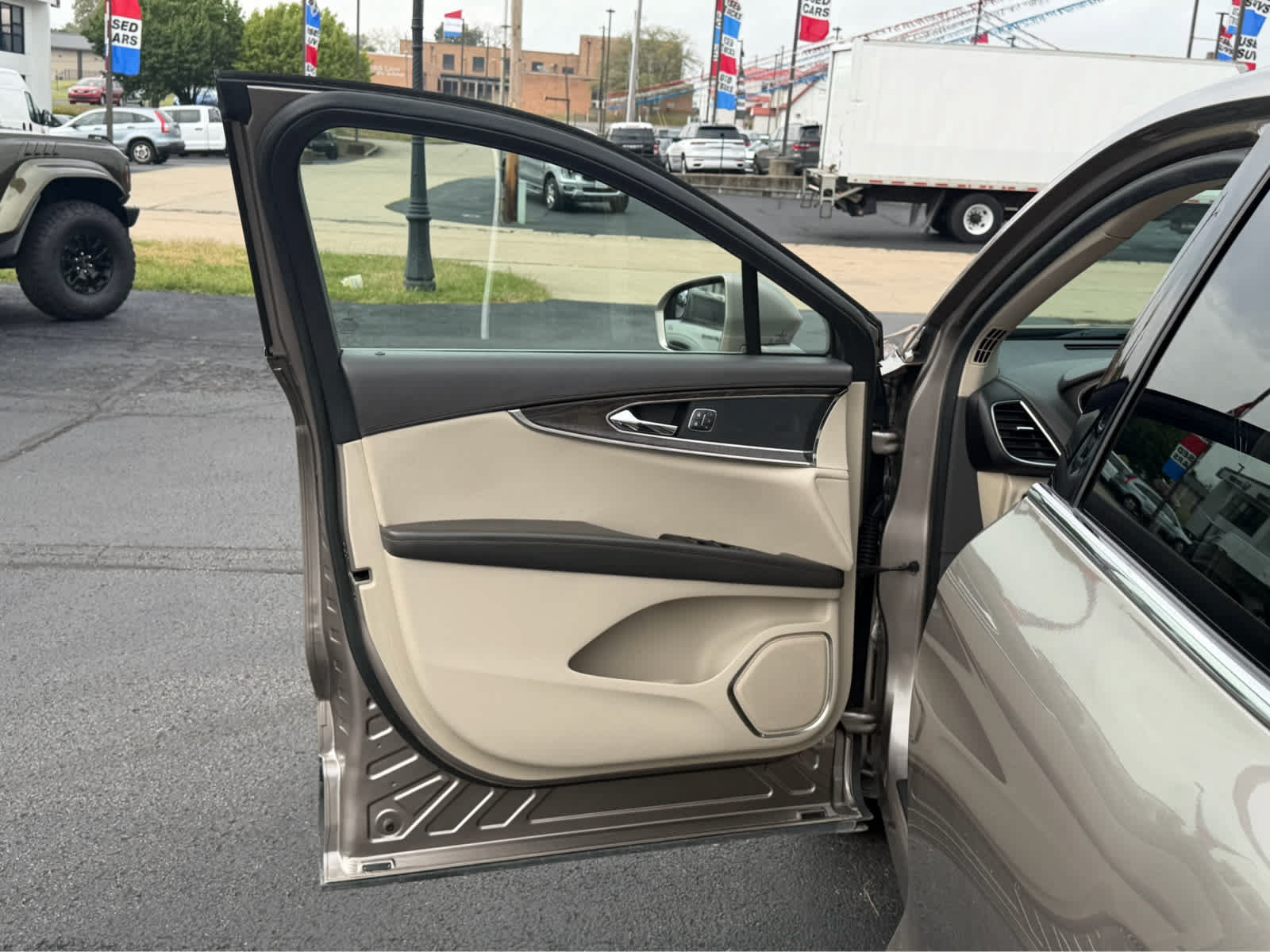 Used 2018 Lincoln MKX Select FWD image 15
