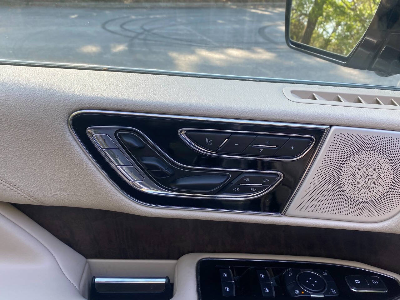 Used 2019 Lincoln Navigator Reserve AWD/4WD image 15