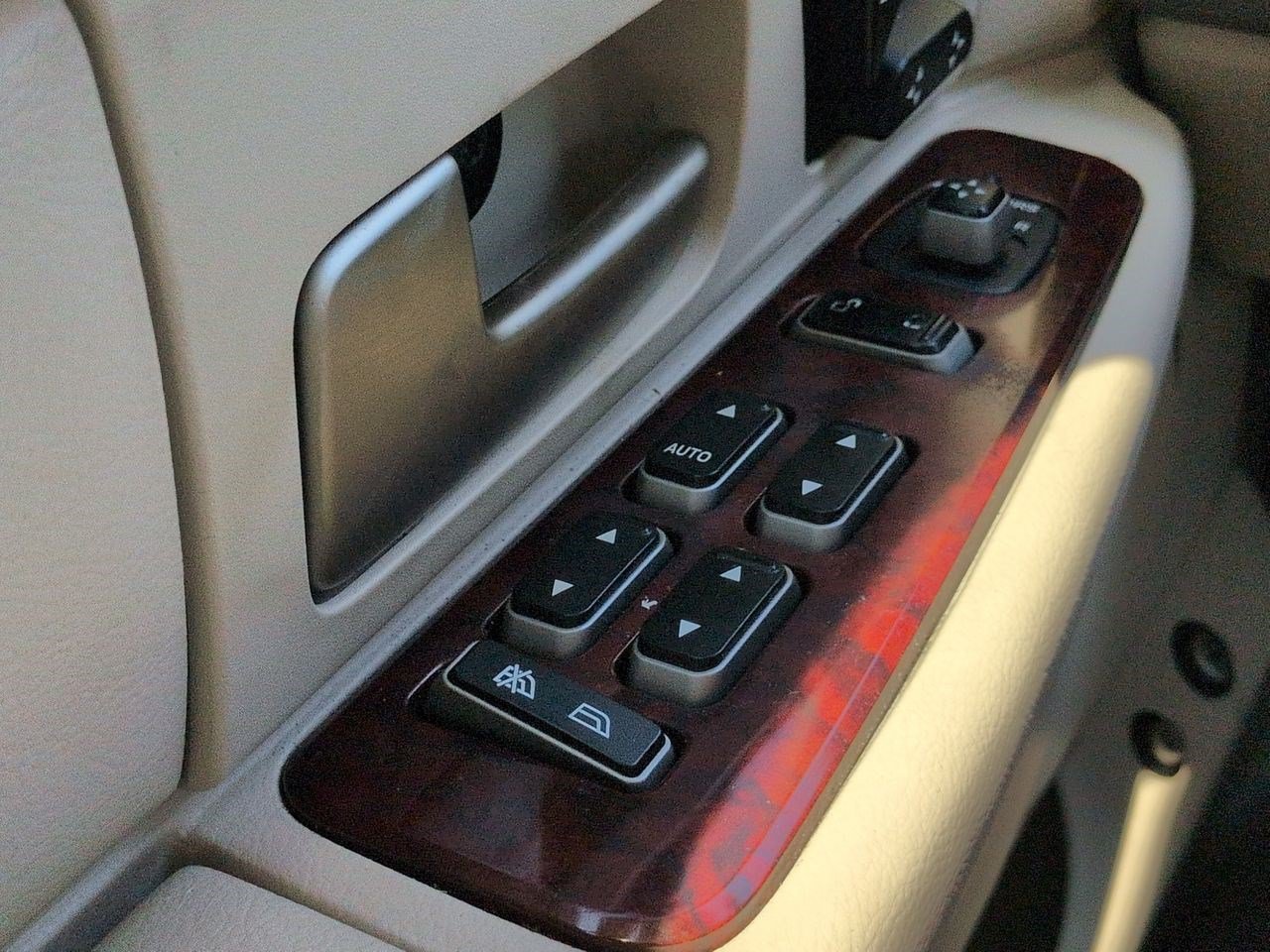 Used 2003 Lincoln Town Car Executive RWD image 20
