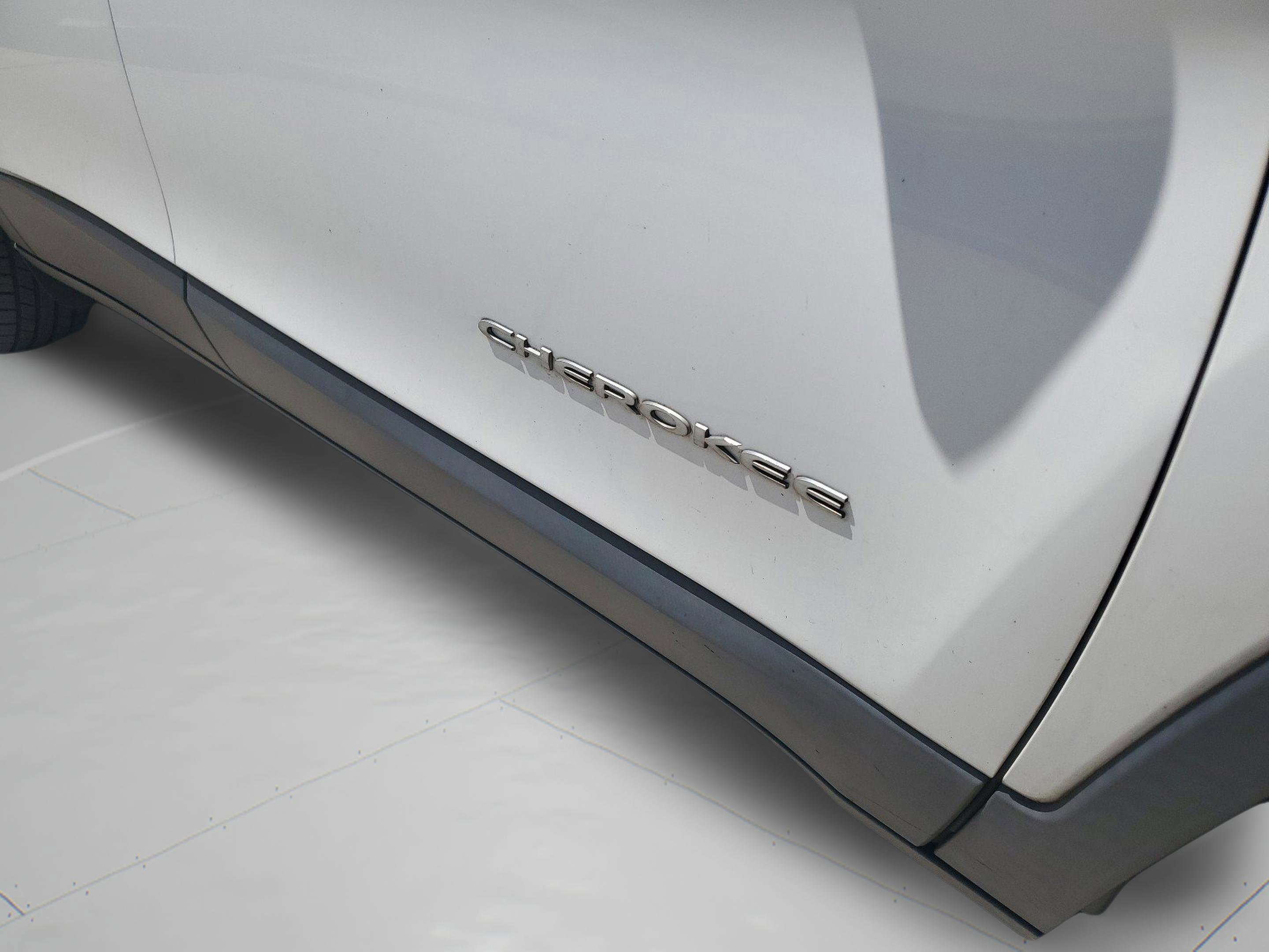 Used 2017 Jeep Cherokee Latitude FWD image 29