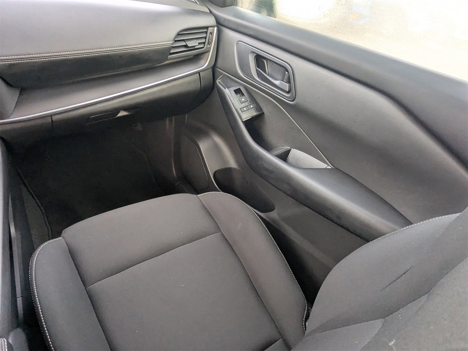 Used 2025 Nissan Rogue S image 16