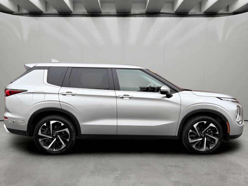Used 2024 Mitsubishi Outlander SE image 6