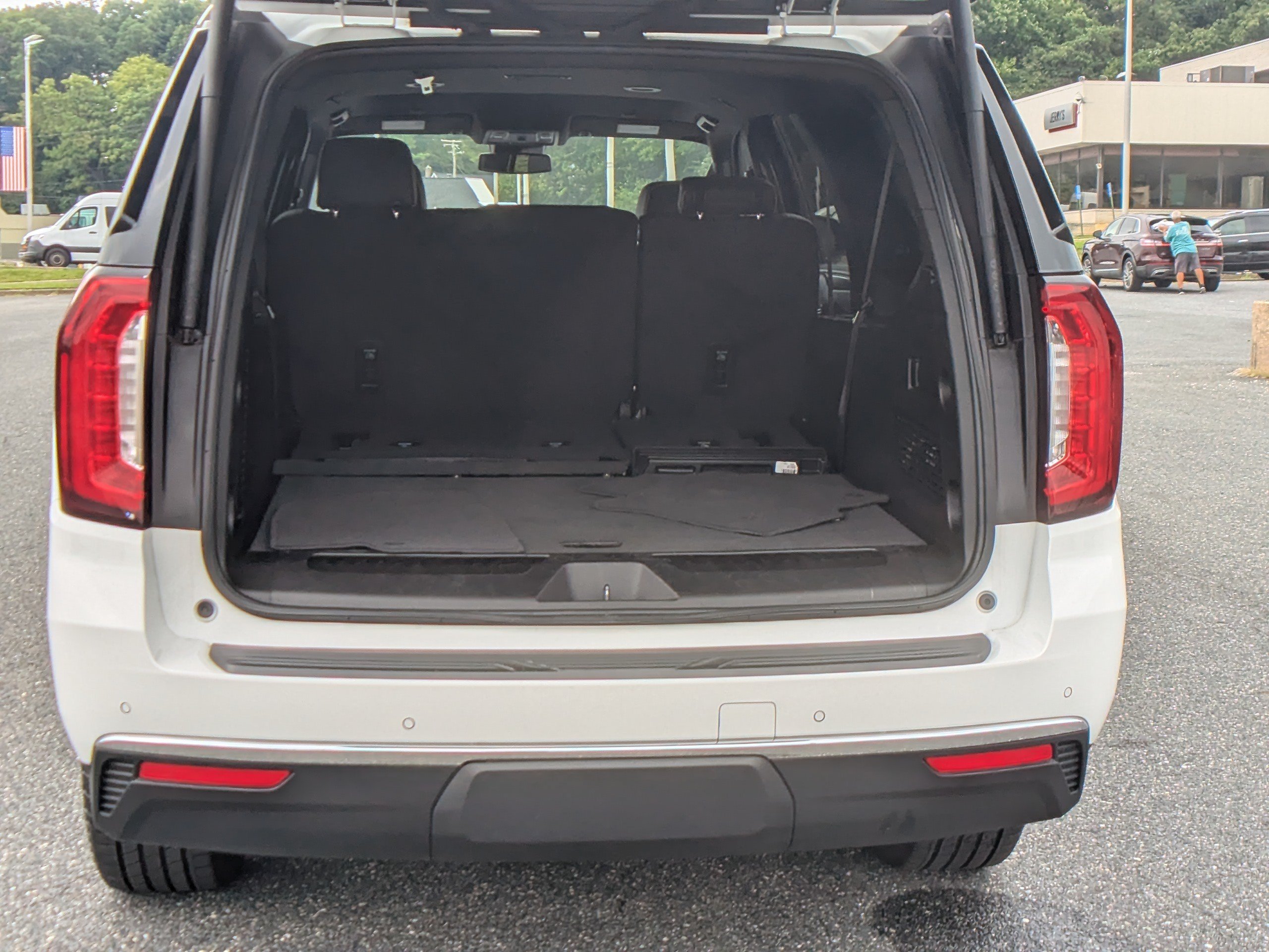 Used 2024 GMC Yukon XL SLT AWD/4WD image 8