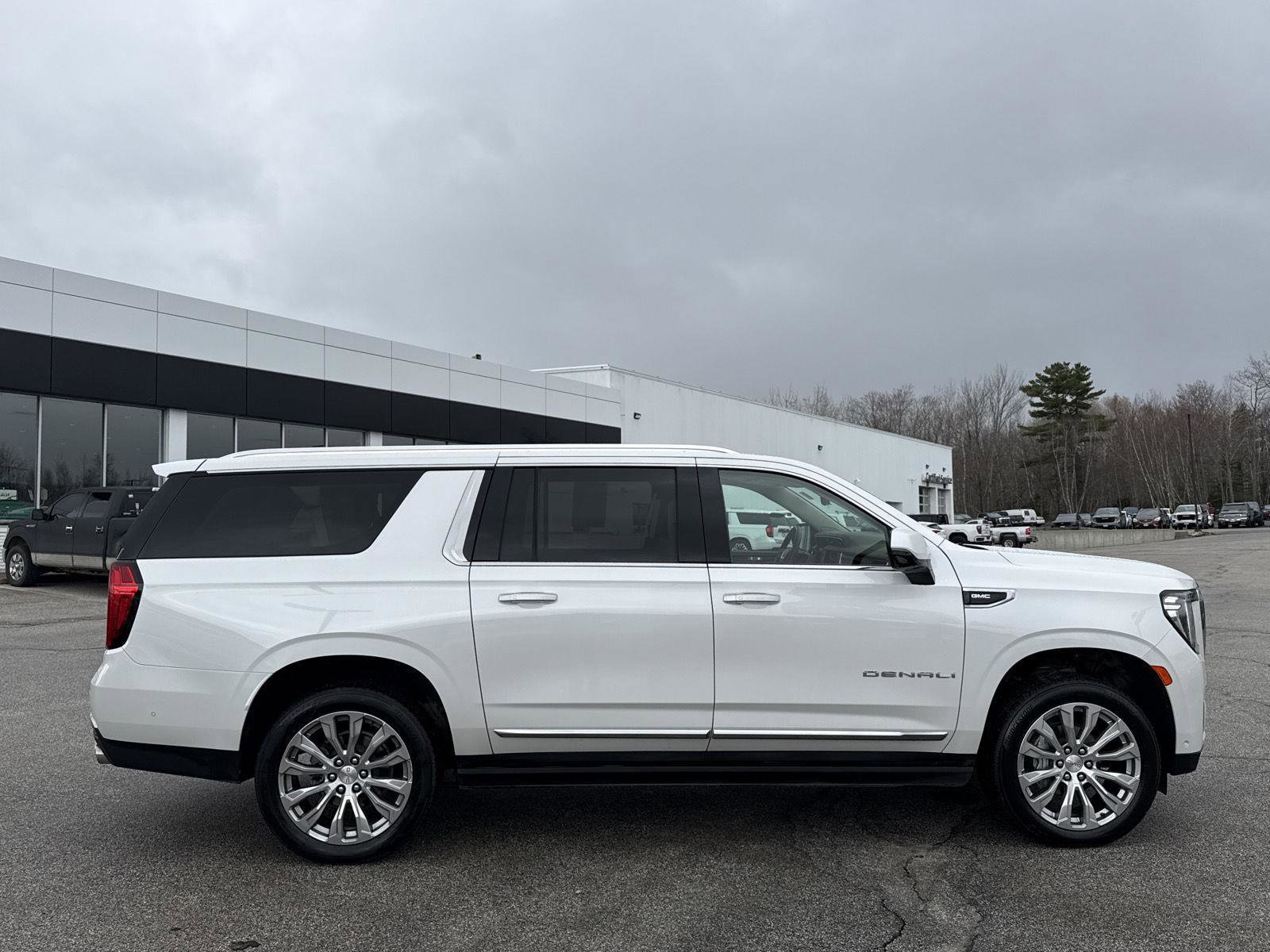 Used 2023 GMC Yukon XL Denali w/ Denali Reserve Package image 10