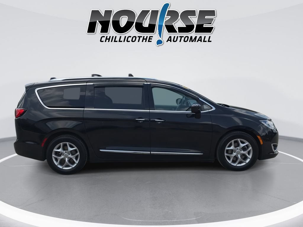 Used 2018 Chrysler Pacifica Touring-L w/ Tire & Wheel Group FWD image 9